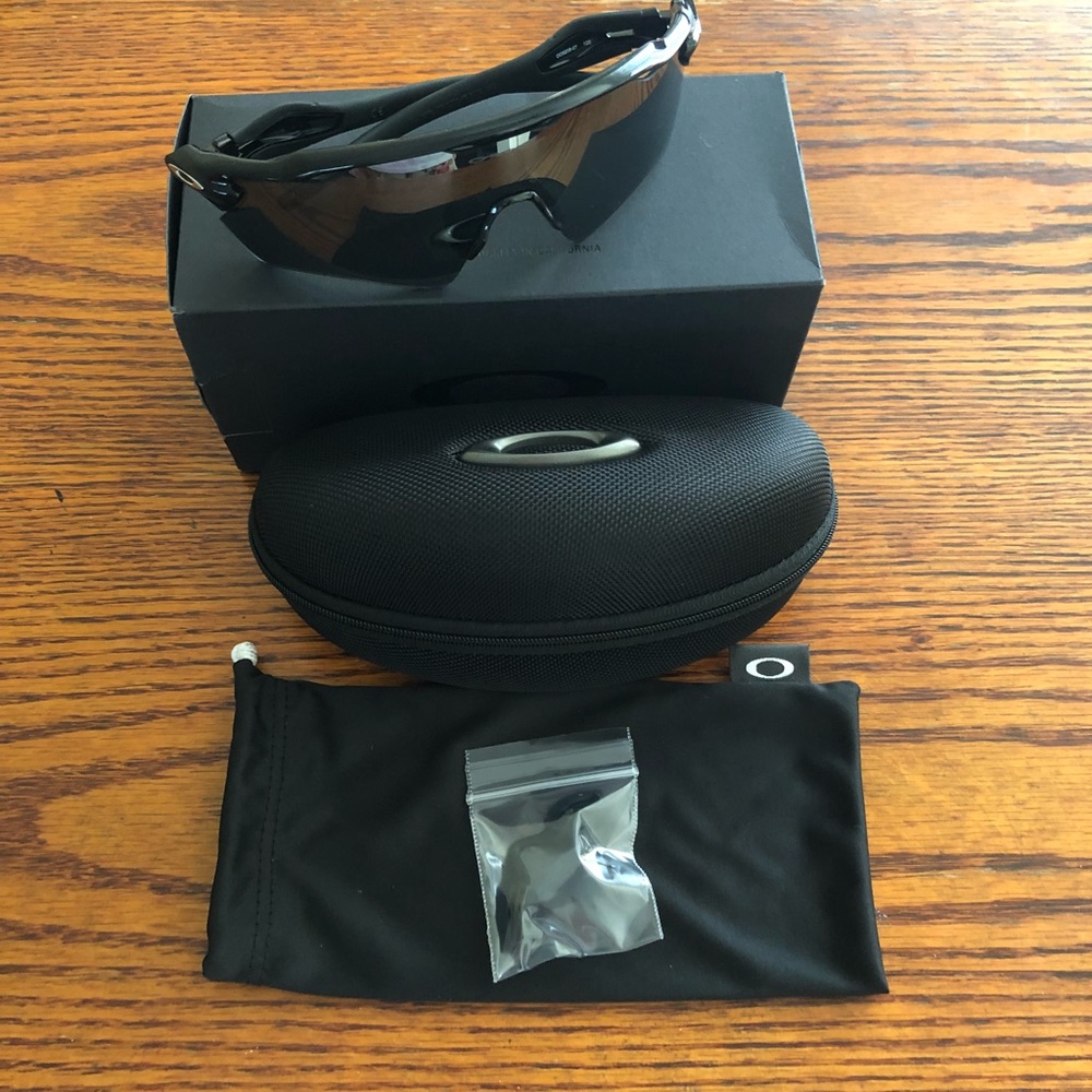 Oakley men’s polarized sunglasses
